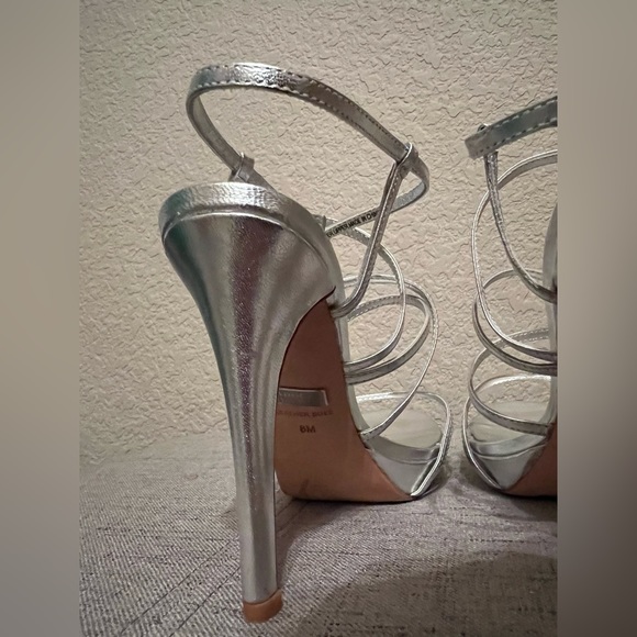 Badgley Mischka Strappy Platform Shoes in Silver Size 8 - Picture 6 of 10